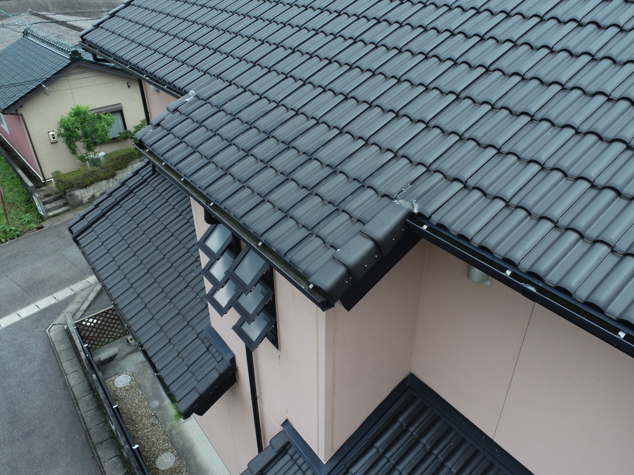 名古屋市名東区　施工前の袖瓦と屋根